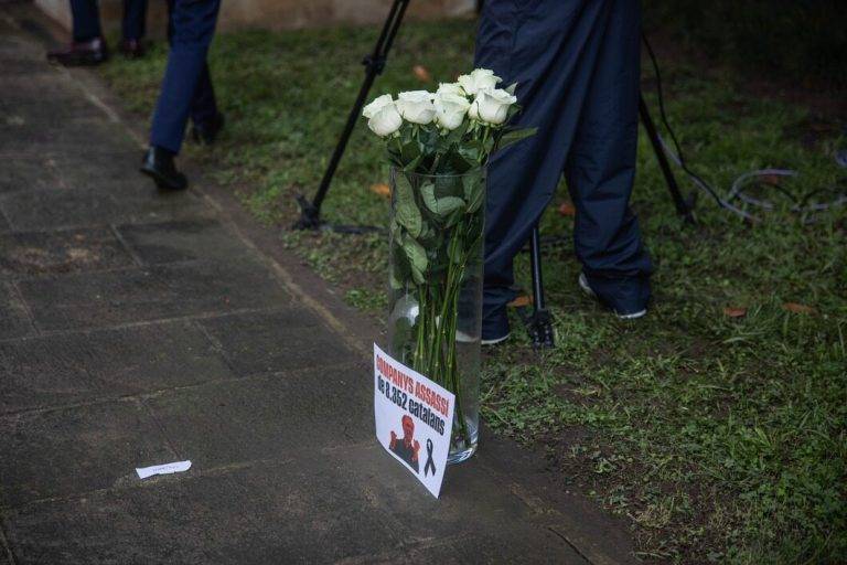 FOTOGRAFÍA. BARCELONA (REINO DE ESPAÑA), 16 DE OCTUBRE DE 2024. VOX hace justicia a las 8.352 víctimas masacradas por parte del sanguinario separatista y golpista Lluís Companys Jover (1842-1940), durante un homenaje organizado por el Parlament de Catalunya en recuerdo a este asesino separatista fusilado por las tropas franquistas hace 84 años y un día este miércoles. El portavoz del Grupo Parlamentario de VOX Parlament de Catalunya, Joan Garriga Doménech, asegura que "son sus víctimas y no él quien merecen reconocimiento y atención". El Grupo VOX deposita unos carteles en los que puede leerse el número de víctimas fallecidas en el mandato de Companys: "Companys assassi de 8.352 catalans". Lasvocesdelpueblo (Ñ Pueblo)