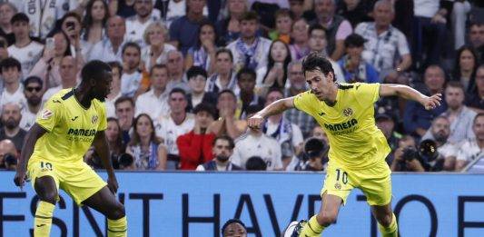 FOTOGRAFÍA. MADRID (REINO DE ESPAÑA), 05 DE OCTUBRE DE 2024. El delantero brasileño del Real Madrid Vinicius jr. ante el centrocampista del Villarreal Daniel Parejo (d) durante el partido de la jornada 9 entre Real Madrid y Villarreal en el estadio Santiago Bernabéu. Efe
