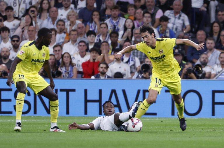 FOTOGRAFÍA. MADRID (REINO DE ESPAÑA), 05 DE OCTUBRE DE 2024. El delantero brasileño del Real Madrid Vinicius jr. ante el centrocampista del Villarreal Daniel Parejo (d) durante el partido de la jornada 9 entre Real Madrid y Villarreal en el estadio Santiago Bernabéu. Efe