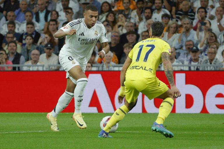 FOTOGRAFÍA. MADRID (REINO DE ESPAÑA), 05 DE OCTUBRE DE 2024. Entierro ante Villarreal de la duda que genera derrota en Casa Blanca (2-0). El delantero francés del Real Madrid Kylian Mbappé (i) ante el defensa del Villarreal Francisco Femenía Far durante el partido de la jornada 9 de Liga entre Real Madrid y Villarreal en el estadio Santiago Bernabéu. Efe
