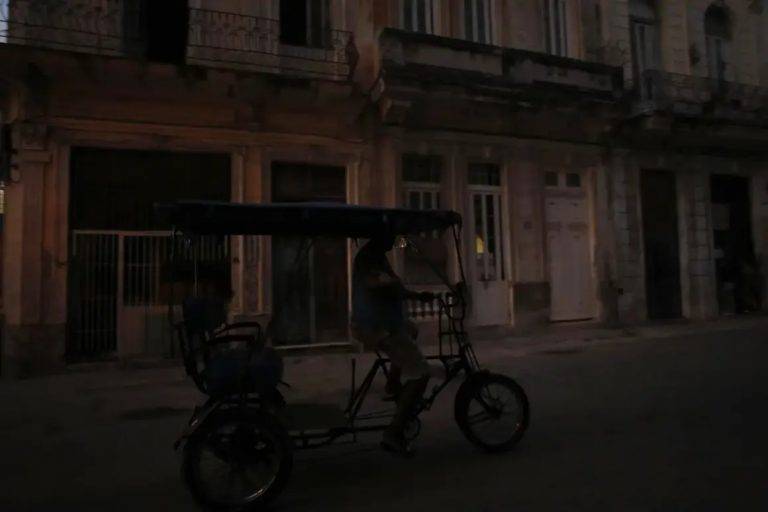 FOTOGRAFÍA. LA HABANA (CUBA), 02 DE ABRIL DE 2024. Detalle de un bicitaxi transita por una calle en La Habana (Cuba), este 2 de abril de 2024. Efe