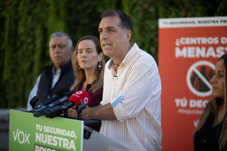 FOTOGRAFÍA. VILLALBILLA (COMUNIDAD DE MADRID) REINO DE ESPAÑA, 05 DE OCTUBRE DE 2024. El portavoz nacional de VOX en materia de Inmigración, Seguridad e Interior, Samuel Vázquez, ha acudido hoy al municipio madrileño de Villalbilla para "rendir homenaje" a sus vecinos, que se han rebelado contra las políticas de las élites sobre la inmigración ilegal, en lo que ha calificado como un nuevo "2 de mayo de mayo o una nueva Covadonga". También, desde la calle Antonio Canella peirole, 23, 28810, Villalbilla, Madrid, los de Santiago Abascal Conde, bajo lema "Tu Seguridad Nuestra Seguridad", han explicado las propuestas de VOX contra el reparte y acogida de inmigrantes ilegales.