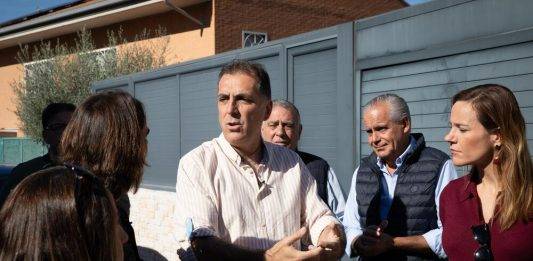 FOTOGRAFÍA. VILLALBILLA (COMUNIDAD DE MADRID) REINO DE ESPAÑA, 05 DE OCTUBRE DE 2024. El portavoz nacional de VOX en materia de Inmigración, Seguridad e Interior, Samuel Vázquez, ha acudido hoy al municipio madrileño de Villalbilla para "rendir homenaje" a sus vecinos, que se han rebelado contra las políticas de las élites sobre la inmigración ilegal, en lo que ha calificado como un nuevo "2 de mayo de mayo o una nueva Covadonga". También, desde la calle Antonio Canella peirole, 23, 28810, Villalbilla, Madrid, los de Santiago Abascal Conde, bajo lema "Tu Seguridad Nuestra Seguridad", han explicado las propuestas de VOX contra el reparte y acogida de inmigrantes ilegales.