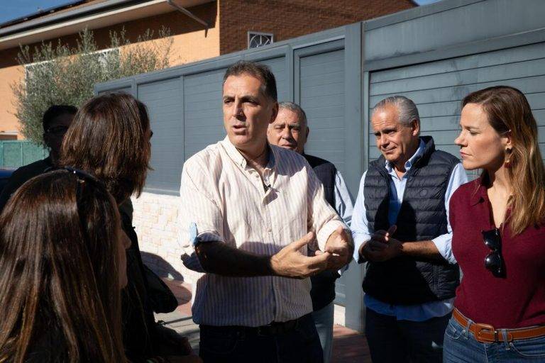 FOTOGRAFÍA. VILLALBILLA (COMUNIDAD DE MADRID) REINO DE ESPAÑA, 05 DE OCTUBRE DE 2024. El portavoz nacional de VOX en materia de Inmigración, Seguridad e Interior, Samuel Vázquez, ha acudido hoy al municipio madrileño de Villalbilla para "rendir homenaje" a sus vecinos, que se han rebelado contra las políticas de las élites sobre la inmigración ilegal, en lo que ha calificado como un nuevo "2 de mayo de mayo o una nueva Covadonga". También, desde la calle Antonio Canella peirole, 23, 28810, Villalbilla, Madrid, los de Santiago Abascal Conde, bajo lema "Tu Seguridad Nuestra Seguridad", han explicado las propuestas de VOX contra el reparte y acogida de inmigrantes ilegales.
