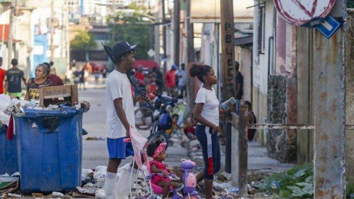 FOTOGRAFÍA. LA HABANA (CUBA), 20 DE OCTUBRE DE 2024. Detalle de personas caminando por una calle durante un apagón, en La Habana (Cuba). Efe