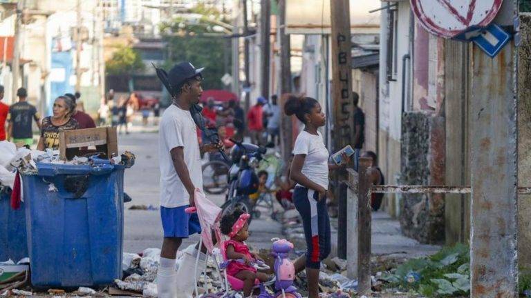 FOTOGRAFÍA. LA HABANA (CUBA), 20 DE OCTUBRE DE 2024. Detalle de personas caminando por una calle durante un apagón, en La Habana (Cuba). Efe