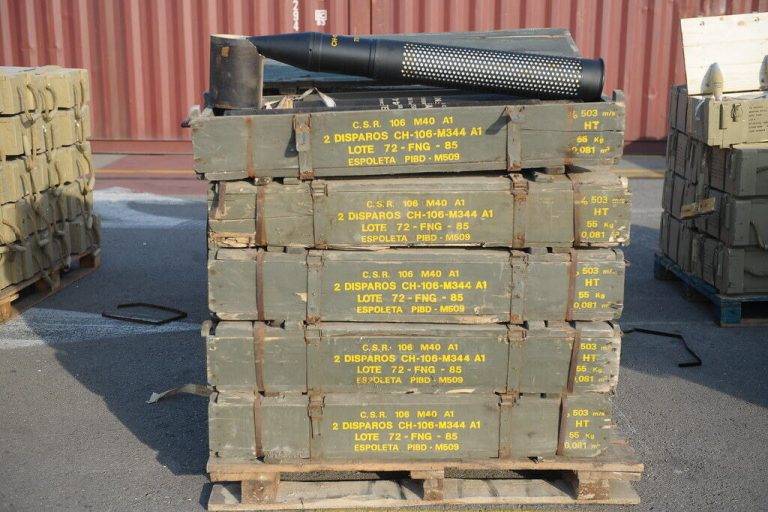 FOTOGRAFÍA. SUR DEL LÍBANO (LÍBANO), 16 DE OCTUBRE DE 2024. Las Fuerzas de Defensa de Israel (FDI) siguen incautando armamentos del grupo terrorista nazis fascista chií islamista libanés Hezbolá (Hezbollah) día a día en el sur del Líbano. De acuerdo con las informaciones de las FDI a la prensa, "la acumulación de armamentos sin precedentes en el sur del Líbano, sucedió durante los últimos 24 años, aún cuando los cascos azules intentaron evitarlo". Además de ilustrar la enorme cantidad de armamento, las imágenes permiten examinar los tipos de armas que utiliza Hezbolá. Los vídeos difundidos hasta el momento incluyen fusiles de asalto, ametralladoras, rifles de francotirador, lanzagranadas, misiles antitanque y cohetes, minas, explosivos, etc.. Las imágenes publicadas por el portavoz de las FDI revelan que muchas de las armas están en condiciones nuevas y han sido fabricadas en los últimos años y que proceden de diferentes países, entre ellos España, Irán, Rusia y Estados Unidos de América. En cuanto a España, lo escrito parece indicar que esta munición de 105 mm (FNG Lote 72), pertenecería a la Fábrica Nacional de Granada, uno de los centros de producción de armas de la Compañía Nacional Santa Bárbara. El número 85 indicaría el año de fabricación: 1985. Asimismo, Una amplia gama de armamentos de fabricación rusa, incluidos misiles Kornet 9M133 y sistemas asociados producidos entre 2015 y 2020, así como sistemas de misiles tierra-aire Igla-S, cuya producción comenzó en 2015; el sistema Tharallah, de fabricación iraní, que llegó a manos de Hezbolá en 2015; lanzagranadas Mk-19 y rifle sin retroceso M-40 de fabricación estadounidense; Otro documento digno de mención ilustra la cooperación entre Rusia, Irán, Siria y Hezbolá. Fuerzas de Defensa de Israel (FDI)/Roni Kaplan/Lasvocesdelpueblo (Ñ Pueblo)