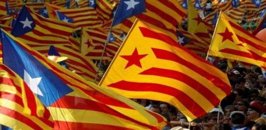 FOTOGRAFÍA. BARCELONA (REINO DE ESPAÑA). 11 DE SEPTIEMBRE DE 2017. Detalle de varios trapos separatistas 'Estrelladas' durante el aquelarre de los sepa-ratas con el motivo del Día de Cataluña (Diada de Catalunya/Onze de Setembre) 2017, un festivo regional arrebatado por el supremacismo nacionalsocialista amarillo que niega la historia y se inventa una falsa guerra que nunca existió: la "guerra de secesión", conflicto bélico que en realidad era una guerra de coronas, la guerra de sucesión de 1714. Hoy, Cataluña ha registrado la más multitudinaria debido a que el exalcalde de Gerona y miembro de Convergencia Democrática de Cataluña y ahora Presidente del govern de la Generalitat de Catalunya, Carles Puigdemont Casamajó, junto a su homólogo de la extrema izquierda secesionista Esquerra Republicana de Catalunya (ERC), apoyado por la ultraizquierda antisistema separatista Candidatura de Unidad Popular (CUP) se ha conjurado a poner las urnas el próximo 1 de octubre de 2017 para un referéndum de autodeterminación sobre el futuro político, social y económico de la comunidad autónoma de Cataluña. Como ya ocurrió con el golpe de estado del 9 de noviembre de 2014 (9N) no se espera que desde el Gobierno de la Nación, dirigido por el Partido Popular (PP) -Mariano Rajoy Brey- haga nada para impedirlo. Asimismo, el mundo yopi supremacista se frota las manos y solo espera aplicar los resultados de la consulta el mes siguiente de manera unilateral si Rajoy y el PP no se sienten a negociar la separación de Cataluña del resto de España. De acuerdo con las llamadas "Leyes de Desconexión" ya aprobadas por el Pleno del Parlament de Catalunya, de mayoría sepa-rata, podría ser una "Declaración Unilateral de Independencia (DUI)" dado que aunque todo sea posible, nadie se imagina que el PP y su gobierno después de no hacer nada para impedir la consulta se sienten a negociar. Efe