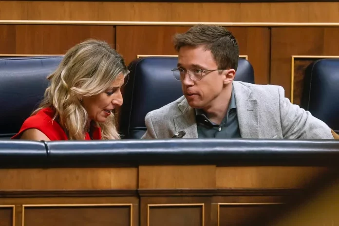 caso agresiones sexuales de Íñigo Errejón Galván, Más país, Más Madrid, Podemos, SUMAR, FEMINISTAS, PROGRESISTAS (3) FOTOGRAFÍA. MADRID (REINO DE ESPAÑA), 22 DE OCTUBRE DE 2024. El portavoz del Grupo Parlamentario de la coalición de las ultraizquierdas progresistas y feministas en el Congreso de los Diputados, SUMAR -que lidera en funciones la vicepresidente del Gobierno de españa la ultra Yolanda Díaz Pérez (i), que además fue uno de los fundadores del principal partido de la extrema izquierda Podemos, fundador de la coalición de la izquierda radical Más País y líder del partido de ultraizquierda en la Comunidad de Madrid Más Madrid, Íñigo Errejón Galván (d), que ha dimitido este jueves de todos sus cargos políticos, confirmó a Más Madrid que las acusaciones de agresiones sexuales hechas contra él en las redes sociales son ciertas, según informaron a Efe fuentes del partido político. Este jueves, Errejón ha divulgado una carta en la red social X en la que apunta que ha llegado "al límite de la contradicción entre el personaje y la persona", sin dar muchos detalles concretos. Su renuncia, aceptada por la coalición de Sumar, llega en medio de acusaciones anónimas de violencia machista por las que la propia dirección abrió ya un proceso interno. Tras tener conocimiento de ellas, Más Madrid se puso en contacto con el propio Errejón, que, según las fuentes, confirmó los hechos, por lo que se tomó la decisión de pedirle a Sumar que le exigiera el acta de diputado. Su jefa que es la vicepresidente segunda del Gobierno y líder de Sumar, Yolanda Díaz Pérez, ha señalado este jueves, tras la dimisión de todos su cargos del portavoz parlamentario de su formación tras una serie de denuncias anónimas contra él por violencia machista, que es el momento de apoyar y acompañar a todas las mujeres que denuncien maltratos o acoso. Efe