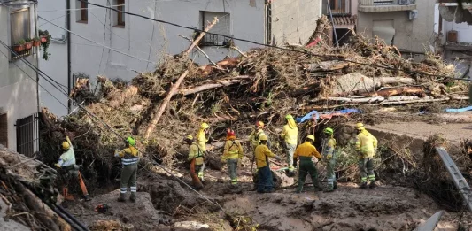 FOTOGRAFÍA. LETUR (ALBACETE) CASTILLA-LA MANCHA (REINO DE ESPAÑA, 30 DE OCTUBRE DE 2024. Servicios de emergencia trabajan en el punto más afectado por las inundaciones en Letur, este miércoles. Una Depresión Aislada en Niveles Altos (DANA) tras fuertes lluvias torrenciales y golpear muy fuertemente al reino de España, con epicentro en la provincia de Valencia (Comunidad Valenciana) donde se ha registrado al 92 muertos y con menos dureza en la provincia de Málaga (Andalucía) y en la región de Castilla-La Mancha. La devastación de los efectos de la dana que arrasó este martes la provincia de Valencia deja decenas de personas fallecidas -70 contabilizadas hasta las 16.00 horas-, la angustia de quienes no pueden contactar con sus familiares desde ayer e imágenes desoladoras de la destrucción que han dejado a su paso las inundaciones. En medio de la tragedia, que ha llevado a activar el protocolo de Múltiples Víctimas para identificar a los fallecidos, las autoridades combaten este miércoles un "nuevo enemigo": los bulos que alertan de supuestas evacuaciones, desbordamientos o la caída del 112, que interrumpen la labor de los servicios de emergencias. La ciudadanía de la provincia ha recibido a primera hora de esta mañana de nuevo en sus móviles un mensaje del sistema Es-Alert para evitar cualquier tipo de desplazamiento por las carreteras de la provincia, muchas de cuales permanecen cortadas e impiden todavía acceder a las zonas más afectadas. Efe