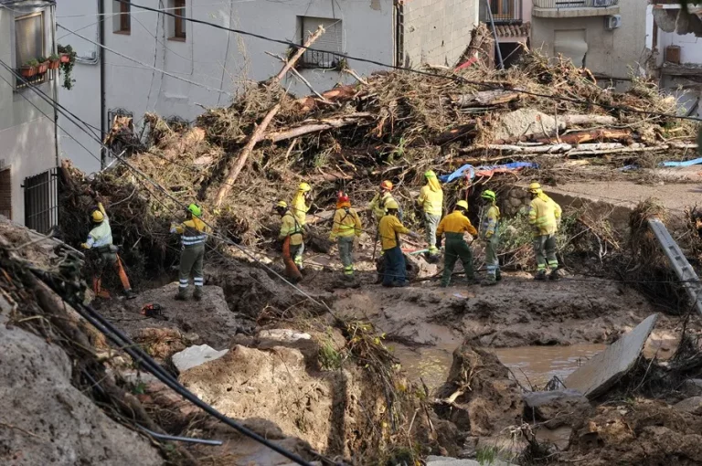 FOTOGRAFÍA. LETUR (ALBACETE) CASTILLA-LA MANCHA (REINO DE ESPAÑA, 30 DE OCTUBRE DE 2024. Servicios de emergencia trabajan en el punto más afectado por las inundaciones en Letur, este miércoles. Una Depresión Aislada en Niveles Altos (DANA) tras fuertes lluvias torrenciales y golpear muy fuertemente al reino de España, con epicentro en la provincia de Valencia (Comunidad Valenciana) donde se ha registrado al 92 muertos y con menos dureza en la provincia de Málaga (Andalucía) y en la región de Castilla-La Mancha. La devastación de los efectos de la dana que arrasó este martes la provincia de Valencia deja decenas de personas fallecidas -70 contabilizadas hasta las 16.00 horas-, la angustia de quienes no pueden contactar con sus familiares desde ayer e imágenes desoladoras de la destrucción que han dejado a su paso las inundaciones. En medio de la tragedia, que ha llevado a activar el protocolo de Múltiples Víctimas para identificar a los fallecidos, las autoridades combaten este miércoles un "nuevo enemigo": los bulos que alertan de supuestas evacuaciones, desbordamientos o la caída del 112, que interrumpen la labor de los servicios de emergencias. La ciudadanía de la provincia ha recibido a primera hora de esta mañana de nuevo en sus móviles un mensaje del sistema Es-Alert para evitar cualquier tipo de desplazamiento por las carreteras de la provincia, muchas de cuales permanecen cortadas e impiden todavía acceder a las zonas más afectadas. Efe