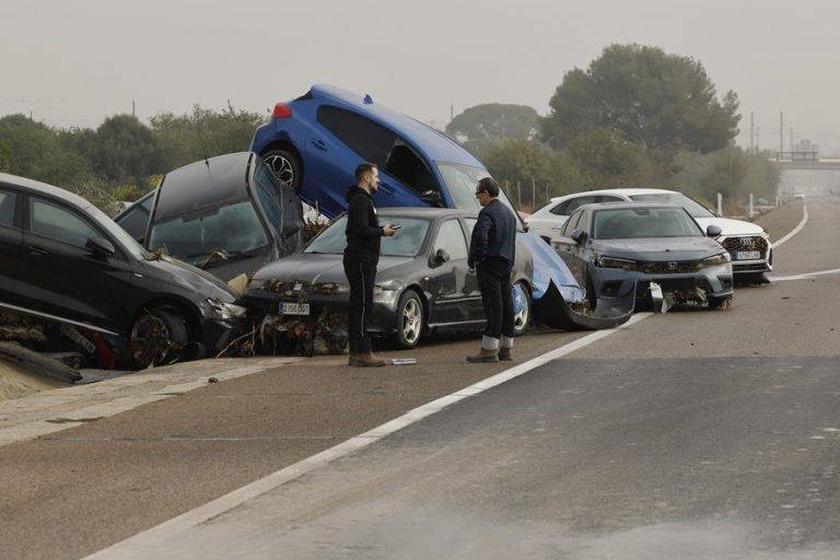 FOTOGRAFÍA. PICAÑA (VALENCIA) COMUNIDAD VALENCIANA (REINO DE ESPAÑA), 30/10/2024.- Estado en el que se encuentran varios vehículos por las intensas lluvias de la fuerte dana que afecta especialmente el sur y el este de la península ibérica, este miércoles en Picaña (Valencia). Efe