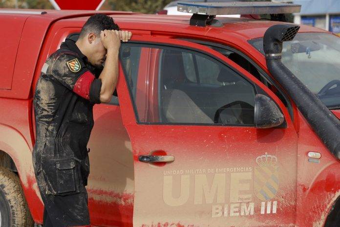 FOTOGRAFÍA. SEDAVÍ (VALENCIA) COMUNIDAD VALENCIANA (REINO DE ESPAÑA), 30/10/2024.- Un soldado de la Unidad Militar de Emergencias aguarda junto a su vehículo en Sedaví durante los trabajos de rescate que se llevan a cabo en gran parte de la provincia debido a las lluvias torrenciales de las últimas horas. Efe