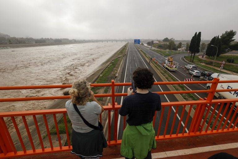 FOTOGRAFÍA. VALENCIA (COMUNIDAD VALENCIANA) REINO DE ESPAÑA), 30/10/2024.- Dos personas contemplan el nuevo cauce del Turia repleto de agua a causa de la gota fría que sufre la Comunitat Valenciana, la peor de este siglo XXI, comparable a las vividas en 1987 y en 1982, la de la 'Pantanada de Tous', según el primer balance ofrecido por la Agencia Estatal de Meteorología en su perfil de X. Efe