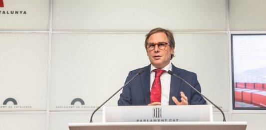 FOTOGRAFÍA. BARCELONA (REINO DE ESPAÑA), 15 DE OCTUBRE DE 2024. el portavoz del grupo Parlamentario de VOX en el Parlament de Catalunya y presidente del Comité Ejecutivo Provincial (CEP) de VOX en la Provincia de Barcelona, Joan garriga doménech, en rueda de prensa en el palacio de la Cámara catalana posterior a la reunión d ela junta de portavoces de este Parlamento autonómico del Reino de España, un encuentro parlamentario marcado por el fusilamiento del golpista separatista y asesino de las Checas Catalanas, miembro de ERC y presidente del Govern de la Generalitat de Catalunya en la época republicana de España. Lasvocesdelpueblo (Ñ Pueblo)