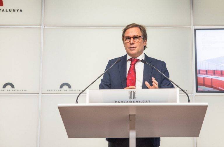 FOTOGRAFÍA. BARCELONA (REINO DE ESPAÑA), 15 DE OCTUBRE DE 2024. el portavoz del grupo Parlamentario de VOX en el Parlament de Catalunya y presidente del Comité Ejecutivo Provincial (CEP) de VOX en la Provincia de Barcelona, Joan garriga doménech, en rueda de prensa en el palacio de la Cámara catalana posterior a la reunión d ela junta de portavoces de este Parlamento autonómico del Reino de España, un encuentro parlamentario marcado por el fusilamiento del golpista separatista y asesino de las Checas Catalanas, miembro de ERC y presidente del Govern de la Generalitat de Catalunya en la época republicana de España. Lasvocesdelpueblo (Ñ Pueblo)