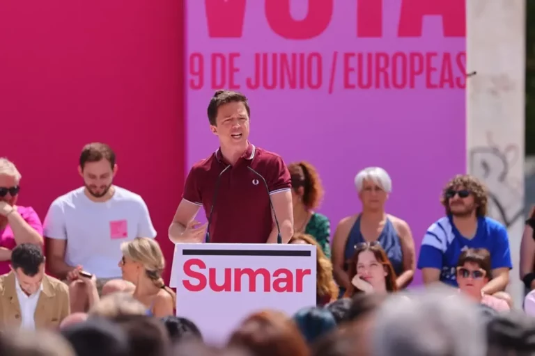 FOTOGRAFÍA. REINO DE ESPAÑA, JUNIO DE 2023. Campaña Electoral elecciones al Parlamento Europeo del 9 de junio de 2024. El portavoz del Grupo Parlamentario de la coalición de las ultraizquierdas progresistas y feministas en el Congreso de los Diputados, SUMAR -que lidera en funciones la vicepresidente del Gobierno de españa la ultra Yolanda Díaz Pérez (i), que además fue uno de los fundadores del principal partido de la extrema izquierda Podemos, fundador de la coalición de la izquierda radical Más País y líder del partido de ultraizquierda en la Comunidad de Madrid Más Madrid, Íñigo Errejón Galván (d), durante un mitin de la coalición ultra SUMAR para las elecciones europeas 2024. Efe