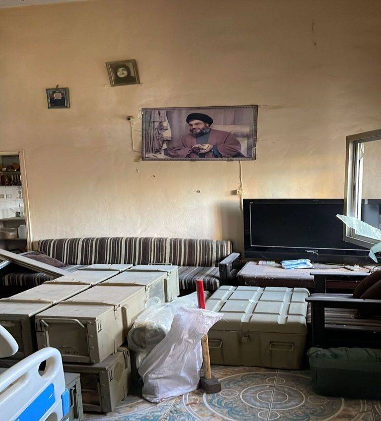 FOTOGRAFÍA. SUR DEL LÍBANO (LÍBANO), 04 DE OCTUBRE DE 2024. Los guerreros Santos del Ejército de defensa de Israel, el Tzáhal, ya se han hecho casi con gran parte del sur del Líbano, pacificando cada rincón de la zona ocupada por los nazis fascistas islamistas antisemitas socios de los enemigos ayatolás, el Hezbolá. En una resumen de la batalla por la libertad del Occidente en suelo libanés, explican que el Resumen Operacional de 24 horas en el sur del Líbano es el siguiente "Durante incursiones precisas basadas en inteligencia, las tropas de las FDI descubrieron municiones de lanzacohetes, misiles antitanque y cohetes dentro de una casa residencial". "Además, Hezbolá dejó decenas de armas, apuntadas hacia territorio israelí, en edificios y viviendas civiles, incluidas misiles antitanque, armas de fuego, puestos de observación y un artefacto explosivo enterrado por el enemigo en el área". Fuerzas de Defensa de Israel (FDI)/lasvocesdelpueblo (Ñ Pueblo)