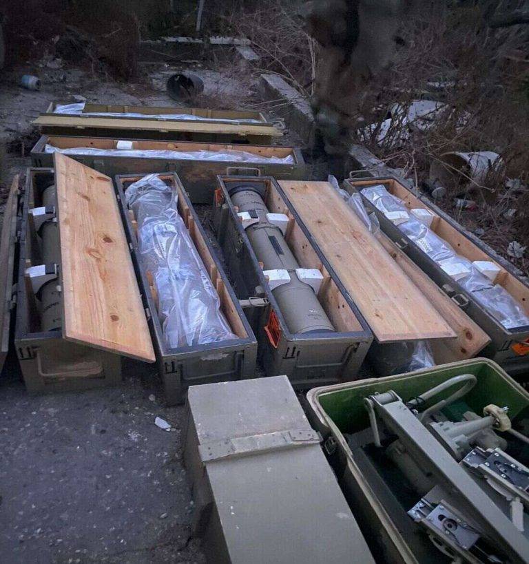 FOTOGRAFÍA. SUR DEL LÍBANO (LÍBANO), 04 DE OCTUBRE DE 2024. Los guerreros Santos del Ejército de defensa de Israel, el Tzáhal, ya se han hecho casi con gran parte del sur del Líbano, pacificando cada rincón de la zona ocupada por los nazis fascistas islamistas antisemitas socios de los enemigos ayatolás, el Hezbolá. En una resumen de la batalla por la libertad del Occidente en suelo libanés, explican que el Resumen Operacional de 24 horas en el sur del Líbano es el siguiente "Durante incursiones precisas basadas en inteligencia, las tropas de las FDI descubrieron municiones de lanzacohetes, misiles antitanque y cohetes dentro de una casa residencial". "Además, Hezbolá dejó decenas de armas, apuntadas hacia territorio israelí, en edificios y viviendas civiles, incluidas misiles antitanque, armas de fuego, puestos de observación y un artefacto explosivo enterrado por el enemigo en el área". Fuerzas de Defensa de Israel (FDI)/lasvocesdelpueblo (Ñ Pueblo)