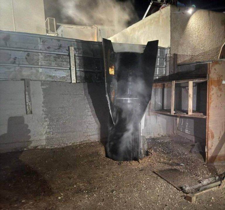 FOTOGRAFÍA. TEL AVIV (ISRAEL), 01 DE OCTUBRE DE 2024. Detalle de uno de los al menos 181 misil balístico iraní que acaba perforando un tejado de vivienda de civiles israelíes y por suerte no explotó, durante el intento de masacre de civiles israelíes perpetrado por el régimen nazi islamista de la República Islámica de Irán esta noche. La república Islámica de Irán lanzó al menos "181 misiles" contra Israel este martes y se activaron las sirenas en todo el país, confirmó Israel. Previamente, un alto mando norteamericano señaló que hay señales de que "Irán se prepara para lanzar pronto un ataque con misiles hacia Israel". Al momento se informó de "tres heridos de levedad en Israel por ataque iraní". No hay reportes, por ahora, en otras partes del país. Israel informa que "el espacio aéreo fue cerrado" y que los "vuelos serán dirigidos a aeropuertos en el exterior". En Israel señalaron: «Esto es una declaración de guerra, se espera una reacción fuera de lo común». Inteligencia militar Israelí/Lasvocesdelpueblo (Ñ Pueblo)