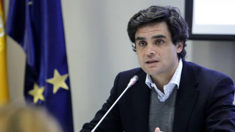 FOTOGRAFÍA. MADRID (REINO DE ESPAÑA), 15 DE ENERO DE 2013. En la imagen, Juan José Güemes Barrios, el Consejero de Sanidad de la Comunidad de Madrid (20 de junio de 2007-18 de marzo de 2010); Ejecutivo presidido por la presidente del Partido Popular de Comunidad de Madrid (PP), Esperanza Fuencisla Aguirre y Gil de Biedma. Efe