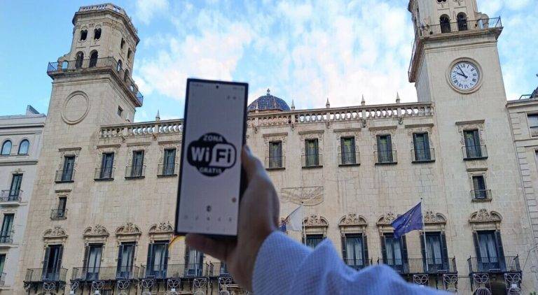 FOTOGRAFÍA. ALICANTE (REINO DE ESPAÑA), 23 DE OCTUBRE DE 2024. El Grupo Municipal de VOX en el Ayuntamiento de Alicante, a través de su concejal, Óscar Castillo Marín, llevará al próximo pleno municipal del 31 de octubre una propuesta de declaración institucional mediante la cual se busca instar al equipo de gobierno municipal a la instalación de una red WiFi gratuita en distintas zonas de la ciudad. Lasvocesdelpueblo (Ñ pueblo)