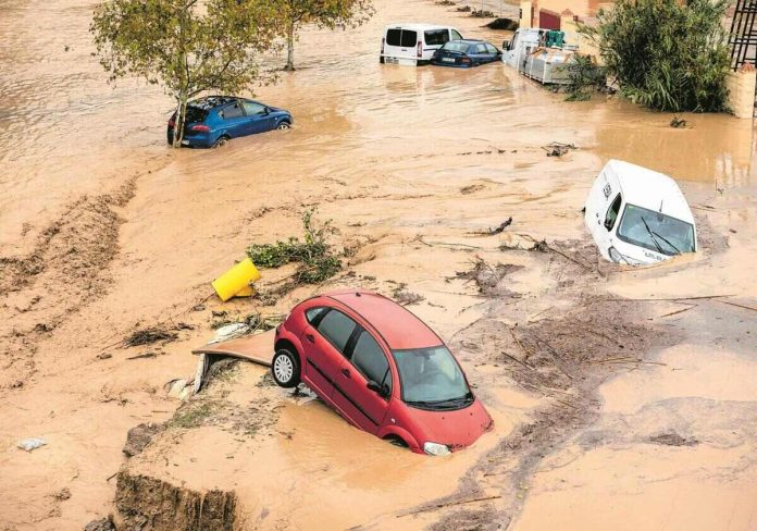 FOTOGRAFÍA. ÁLORA (MÁLAGA) REINO DE ESPAÑA), 30 DE OCTUBRE DE 2024. Estado en el que han quedado los coches en la localidad malagueña de Álora tras el desborde del río Guadalhorce debido a las lluvias torrenciales a consecuencia del paso de la dana que también ha ocasionado el descarrilamiento de un AVE en este municipio y que ha dejado en Andalucía innumerables incidencias. Efe