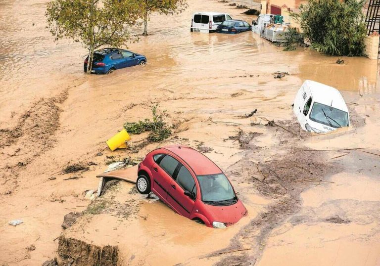 FOTOGRAFÍA. ÁLORA (MÁLAGA) REINO DE ESPAÑA), 30 DE OCTUBRE DE 2024. Estado en el que han quedado los coches en la localidad malagueña de Álora tras el desborde del río Guadalhorce debido a las lluvias torrenciales a consecuencia del paso de la dana que también ha ocasionado el descarrilamiento de un AVE en este municipio y que ha dejado en Andalucía innumerables incidencias. Efe