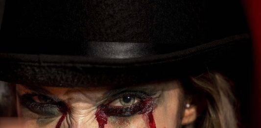 FOTOGRAFÍA. BARCELONA (REINO DE ESPAÑA), 31 DE OCTUBRE DE 2023. 7 años de prisión para la mujer asesina que contrató al sicario para matar al marido. Detalle de una mujer con maquillaje de halloween joker sonrisa y mira a cámara. Imagen creada por Freepik/Lasvocesdelpueblo (Ñ Pueblo)