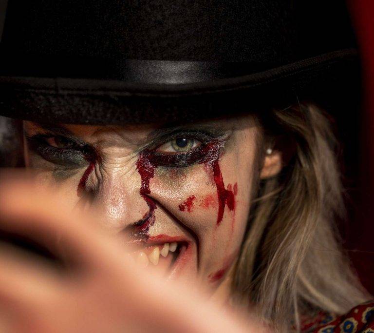 FOTOGRAFÍA. BARCELONA (REINO DE ESPAÑA), 31 DE OCTUBRE DE 2023. 7 años de prisión para la mujer asesina que contrató al sicario para matar al marido. Detalle de una mujer con maquillaje de halloween joker sonrisa y mira a cámara. Imagen creada por Freepik/Lasvocesdelpueblo (Ñ Pueblo)