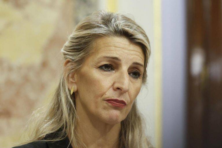 FOTOGRAFÍA. MADRID (REINO DE ESPAÑA), 28/10/2024.- La líder de la coalición electoral feminista y progresista de ideología ultraizquierda SUMAR y vicepresidente del Gobierno de España, Yolanda Díaz Pérez, durante la reunión del grupo parlamentario Sumar este lunes, en el Congreso de los Diputados, tras el terremoto causado por la abrupta marcha del Grupo ultra como portavoz parlamentario de Íñigo Errejón Galván por denuncias de violencia machista, en una jornada en la que la plana mayor de Más Madrid ha comparecido por primera vez para dar explicaciones y ha garantizado que si hubieran sabido que era un agresor habrían ido a denunciarlo a la comisaría, reconociendo que sí sabía que el depredador sexual líder de su partido hacía una "terapia", aunque no ha dicho nada sobre el motivo de la "terapia"; algo muy sorprendente dado que ha llegado a cargar contra Errejón por no pactar el comunicado de su renuncia con ella. En ese Comunicado Errejón deja claro que lleva mucho años en "contradicciones". Efe