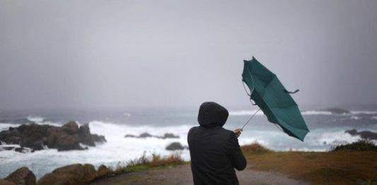 FOTOGRAFÍA. LA CORUÑA (GALICIA) REINO DE ESPAÑA, 03 DE NOVIEMBRE DE 2016. un hombre ve como el viento le dobla el paraguas en La Coruña (Comunidad autónoma de Galicia) Reino de España. Efe