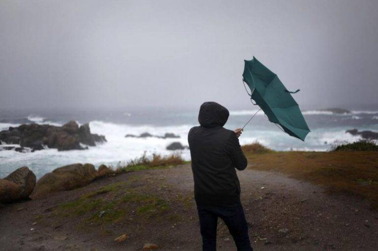 FOTOGRAFÍA. LA CORUÑA (GALICIA) REINO DE ESPAÑA, 03 DE NOVIEMBRE DE 2016. un hombre ve como el viento le dobla el paraguas en La Coruña (Comunidad autónoma de Galicia) Reino de España. Efe