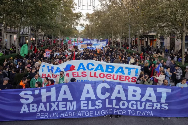 FOTOGRAFÍA. BARCELONA (CATALUÑA) REINO DE ESPAÑA, 23 DE NOVIEMBRE DE 2024. Vista de la manifestación para exigir una bajada de los alquileres y en defensa del derecho a la vivienda, bajo el lema 'S'ha acabat' (Se ha terminado), que cuenta con el apoyo de más de 4.000 organizaciones, este sábado en Barcelona Efe