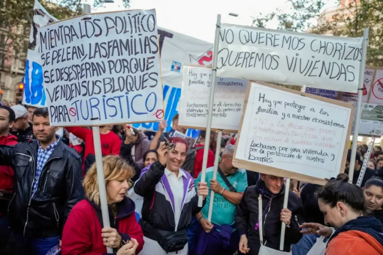 FOTOGRAFÍA. BARCELONA (CATALUÑA) REINO DE ESPAÑA, 23 DE NOVIEMBRE DE 2024. Vista de la manifestación para exigir una bajada de los alquileres y en defensa del derecho a la vivienda, bajo el lema 'S'ha acabat' (Se ha terminado), que cuenta con el apoyo de más de 4.000 organizaciones, este sábado en Barcelona Efe