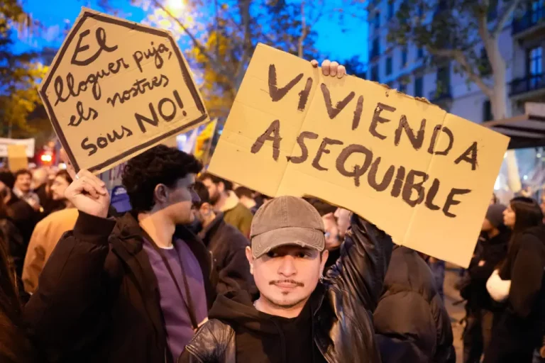 FOTOGRAFÍA. BARCELONA (CATALUÑA) REINO DE ESPAÑA, 23 DE NOVIEMBRE DE 2024. Vista de la manifestación para exigir una bajada de los alquileres y en defensa del derecho a la vivienda, bajo el lema 'S'ha acabat' (Se ha terminado), que cuenta con el apoyo de más de 4.000 organizaciones, este sábado en Barcelona Efe