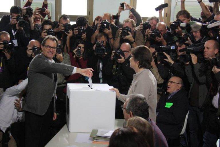 FOTOGRAFÍA. BARCELONA (CATALUÑA) REINO DE ESPAÑA, 9 DE NOVIEMBRE DE 2024. El presidente del Gobierno de la Generalidad de Cataluña y líder de Convergencia Democrática de Cataluña (CDC), Artur Mas Gavarró, votando durante la jornada electoral del referéndum separatista que su ejecutivo secesionista ha organizado para romper la unidad nacional española y, sobre todo, la convivencia pacífica en esta región española, este domingo 9 de noviembre de 2014. Una consulta declarada ilegal por la Justicia (Tribunal Superior de Justicia de Cataluña y Tribunal Constitucional), pero ante toda sorpresa permitida por el Gobierno de España del Partido Popular (PP) de Mariano Rajoy Brey quien ha renunciado tras un pacto en secreto con el separatismo en un a mesa en la que también estuvieron representantes del partido Socialista Obrero Español (PSOE). El propio presidente de Gobierno Mariano Rajoy, tras negar durante meses que no permitiría nunca un referéndum en Cataluña, viajó a Cataluña la mañana del 8 de octubre de 2014 (en Castelldefels, ciudad catalana gobernada por el PP) para confirmar que: "lo que se hará mañana en Cataluña no tendrá ningún valor político", con esto, Rajoy daba luz verde a la consulta separatista del 9N de 2014, en cumplimiento con su pacto secreto con los enemigos de España, dejando desamparada a la militancia de su formación y a los catalanes de a pie. Efe.