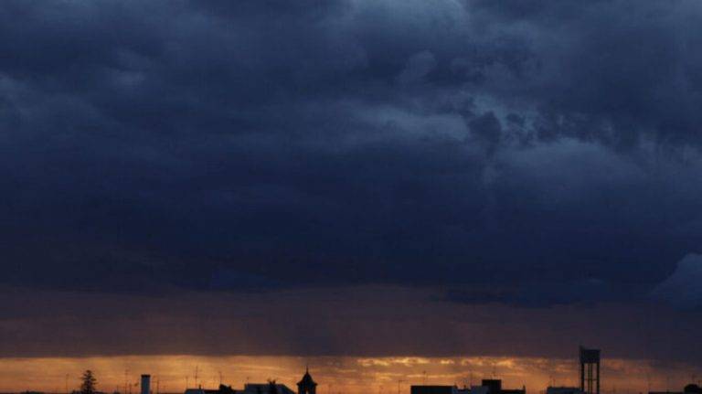 FOTOGRAFÍA. CIELOS DEL REINO DE ESPAÑA, 17 DE OCTUBRE DE 2024, FECHA DE HECHOS RELACIONADOS, 13 DE NOVIEMBRE DE 2024. Aviso rojo por lluvias en Tarragona y Málaga. Para Málaga hay también aviso naranja desde las tres de la madrugada de este miércoles en esas dos comarcas costeras y en la de Antequera, más al interior de la provincia de Málaga, además de en la costa de Granada y en la comarca del Genil. Efe