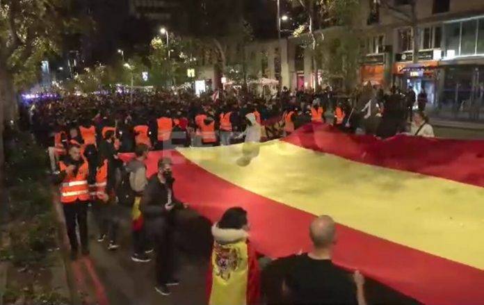 Aniversario Protesta calle Ferraz 70 En Madrid ni un puto MENA; España cristiana y no musulmana; Viva la unidad de España (1) FOTOGRAFÍA. MADRID (REINO DE ESPAÑA), 09 DE NOVIEMBRE DE 2024. ANIVERSARIO PROTESTAS CALLE FERRAZ 70 MADRID | La protesta ha sido convocada por la organización "Núcleo Nacional". Dos mil manifestantes, según datos de la Delegación del Gobierno en la Comunidad de Madrid, han protestado este viernes contra el Ejecutivo de pedro Sánchez Pérez-Castejón en el aniversario de las protestas frente a la sede federal del PSOE en la calle Ferraz 70, donde se han producido cargas policiales y han sido detenidos dos hombres. Efe
