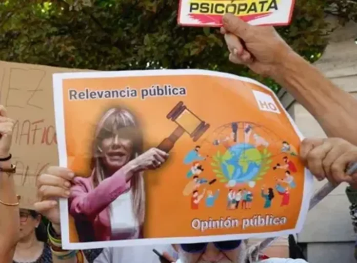 FOTOGRAFÍA. MADRID (REINO DE ESPAÑA), 05 DE JULIO DE 2024. Detalle de alguno de los carteles de varias personas protestando en las inmediaciones del Juzgado de Instrucción número 41 de Madrid este viernes con pancarta "Pedro Sánchez a prisión". María Begoña Gómez Fernández (Begoña Gómez), mujer del presidente del Gobierno, Pedro Sánchez Pérez-Castejón, ha llegado pasadas las 10:18 horas a los juzgados madrileños de Plaza de Castilla para declarar como investigada por presunto tráfico de influencias en relación a varios contratos adjudicados al empresario Juan Carlos Barrabés. Se trata de una querella del sindicato español Manos Limpias, a la que se unió la asociación Hazte Oír y el partido político VOX, los de Santiago Abascal Conde como acusación popular. Efe