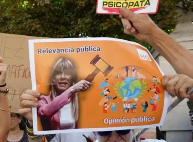 FOTOGRAFÍA. MADRID (REINO DE ESPAÑA), 05 DE JULIO DE 2024. Detalle de alguno de los carteles de varias personas protestando en las inmediaciones del Juzgado de Instrucción número 41 de Madrid este viernes con pancarta "Pedro Sánchez a prisión". María Begoña Gómez Fernández (Begoña Gómez), mujer del presidente del Gobierno, Pedro Sánchez Pérez-Castejón, ha llegado pasadas las 10:18 horas a los juzgados madrileños de Plaza de Castilla para declarar como investigada por presunto tráfico de influencias en relación a varios contratos adjudicados al empresario Juan Carlos Barrabés. Se trata de una querella del sindicato español Manos Limpias, a la que se unió la asociación Hazte Oír y el partido político VOX, los de Santiago Abascal Conde como acusación popular. Efe