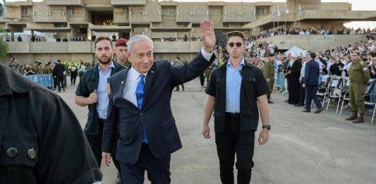 FOTOGRAFÍA. BASE DE ENTRENAMIENTO NÚMERO UNO DE LAS FUERZAS DE DEFENSA DE ISRAEL (FDI) (ISRAEL), 31 DE OCTUBRE DE 2024. Los éxitos históricos del Gobierno hebreo, presidido por un Bibi (Benjamin Netanyahu), en todos frentes bélicos (Yemen, Siria, sur de Irak, Franja de Gaza, sur del Líbano e Irán) de forma simultánea —tal y como ocurrió con la guerra de los "Seis Días" o "guerra de junio de 1967"—, eliminando a los líderes de Hamas ISIS, Hezbolá ISIS, dejando fuera de juego a los ISIS del Yemen y respondiendo a los tiranos ayatolas en suelo soberano de Irán con la destrucción de las fábricas y almacenamiento de misiles balísticos de Irán con los cazas del Ejército de defensa de Israel (Tzáhal), pudiendo destruir el poder político, y volver sano y salvo a la Tierra Santa, han hecho que el mandatario judío cambia sus planes en los futuros acuerdos de paz y alto de fuego, que pasan ahora por una cesión cero por parte de una Nación israelí que ya está acariciando la victoria. Así lo ha dejado claro Bibi hoy en su discurso antes las Fuerzas Armadas del país en la ceremonia de graduación del curso de oficiales de las Fuerzas de Defensa de Israel (FDI), en la Base de entrenamiento Nº 1 del Ejército judío.. Gabinete Primer Ministro de Israel/Lasvocesdelpueblo (Ñ Pueblo)