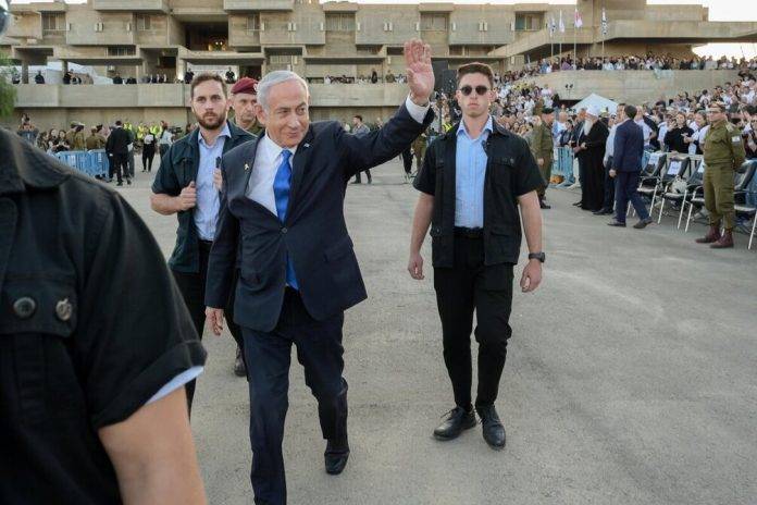 FOTOGRAFÍA. BASE DE ENTRENAMIENTO NÚMERO UNO DE LAS FUERZAS DE DEFENSA DE ISRAEL (FDI) (ISRAEL), 31 DE OCTUBRE DE 2024. Los éxitos históricos del Gobierno hebreo, presidido por un Bibi (Benjamin Netanyahu), en todos frentes bélicos (Yemen, Siria, sur de Irak, Franja de Gaza, sur del Líbano e Irán) de forma simultánea —tal y como ocurrió con la guerra de los "Seis Días" o "guerra de junio de 1967"—, eliminando a los líderes de Hamas ISIS, Hezbolá ISIS, dejando fuera de juego a los ISIS del Yemen y respondiendo a los tiranos ayatolas en suelo soberano de Irán con la destrucción de las fábricas y almacenamiento de misiles balísticos de Irán con los cazas del Ejército de defensa de Israel (Tzáhal), pudiendo destruir el poder político, y volver sano y salvo a la Tierra Santa, han hecho que el mandatario judío cambia sus planes en los futuros acuerdos de paz y alto de fuego, que pasan ahora por una cesión cero por parte de una Nación israelí que ya está acariciando la victoria. Así lo ha dejado claro Bibi hoy en su discurso antes las Fuerzas Armadas del país en la ceremonia de graduación del curso de oficiales de las Fuerzas de Defensa de Israel (FDI), en la Base de entrenamiento Nº 1 del Ejército judío.. Gabinete Primer Ministro de Israel/Lasvocesdelpueblo (Ñ Pueblo)
