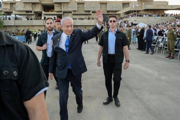 FOTOGRAFÍA. BASE DE ENTRENAMIENTO NÚMERO UNO DE LAS FUERZAS DE DEFENSA DE ISRAEL (FDI) (ISRAEL), 31 DE OCTUBRE DE 2024. Los éxitos históricos del Gobierno hebreo, presidido por un Bibi (Benjamin Netanyahu), en todos frentes bélicos (Yemen, Siria, sur de Irak, Franja de Gaza, sur del Líbano e Irán) de forma simultánea —tal y como ocurrió con la guerra de los "Seis Días" o "guerra de junio de 1967"—, eliminando a los líderes de Hamas ISIS, Hezbolá ISIS, dejando fuera de juego a los ISIS del Yemen y respondiendo a los tiranos ayatolas en suelo soberano de Irán con la destrucción de las fábricas y almacenamiento de misiles balísticos de Irán con los cazas del Ejército de defensa de Israel (Tzáhal), pudiendo destruir el poder político, y volver sano y salvo a la Tierra Santa, han hecho que el mandatario judío cambia sus planes en los futuros acuerdos de paz y alto de fuego, que pasan ahora por una cesión cero por parte de una Nación israelí que ya está acariciando la victoria. Así lo ha dejado claro Bibi hoy en su discurso antes las Fuerzas Armadas del país en la ceremonia de graduación del curso de oficiales de las Fuerzas de Defensa de Israel (FDI), en la Base de entrenamiento Nº 1 del Ejército judío.. Gabinete Primer Ministro de Israel/Lasvocesdelpueblo (Ñ Pueblo)