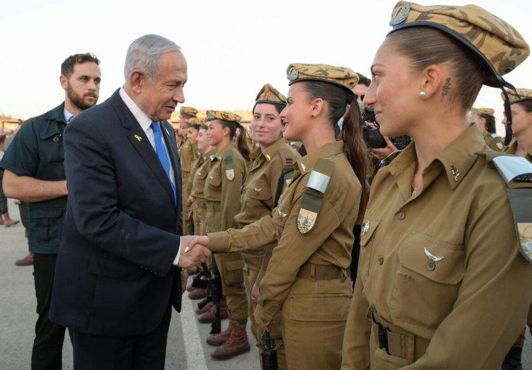 FOTOGRAFÍA. BASE DE ENTRENAMIENTO NÚMERO UNO DE LAS FUERZAS DE DEFENSA DE ISRAEL (FDI) (ISRAEL), 31 DE OCTUBRE DE 2024. Los éxitos históricos del Gobierno hebreo, presidido por un Bibi (Benjamin Netanyahu), en todos frentes bélicos (Yemen, Siria, sur de Irak, Franja de Gaza, sur del Líbano e Irán) de forma simultánea —tal y como ocurrió con la guerra de los "Seis Días" o "guerra de junio de 1967"—, eliminando a los líderes de Hamas ISIS, Hezbolá ISIS, dejando fuera de juego a los ISIS del Yemen y respondiendo a los tiranos ayatolas en suelo soberano de Irán con la destrucción de las fábricas y almacenamiento de misiles balísticos de Irán con los cazas del Ejército de defensa de Israel (Tzáhal), pudiendo destruir el poder político, y volver sano y salvo a la Tierra Santa, han hecho que el mandatario judío cambia sus planes en los futuros acuerdos de paz y alto de fuego, que pasan ahora por una cesión cero por parte de una Nación israelí que ya está acariciando la victoria. Así lo ha dejado claro Bibi hoy en su discurso antes las Fuerzas Armadas del país en la ceremonia de graduación del curso de oficiales de las Fuerzas de Defensa de Israel (FDI), en la Base de entrenamiento Nº 1 del Ejército judío.. Gabinete Primer Ministro de Israel/Lasvocesdelpueblo (Ñ Pueblo)
