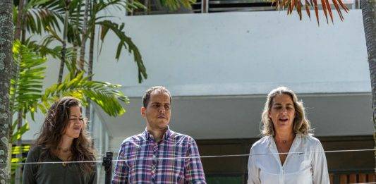 FOTOGRAFÍA. CARACAS (VENEZUELA), 01 DE AGOSTO DE 2024. Detalle de una imagen en la que se ha registrado a los opositores Claudia Macero (i), Pedro Uchurrurtu (c) y Magalli Meda, asilados en la residencia del embajador de Argentina, en Caracas (Venezuela) este 1 de agosto de 2024, después de la represión terrorífica de la dictadura de Nicolás Maduro Moros tras el fraude electoral masivo perpetrado por las autoridades chavista contra la victoria opositora en las elecciones presidenciales del pasado domingo, 28 de julio de 2024 en el país. Tras expulsar del país a los diplomáticos de la República de Argentina, Brasil se ha hecho cargo de la embajada para garantizar la seguridad de los refugiados, pero será cuestión de tiempo para que la dictadura consiga su objetivo. Efe 