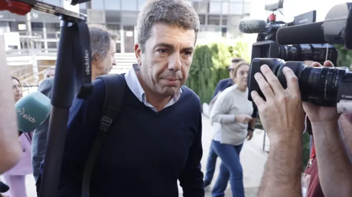 FOTOGRAFÍA. L'ELIANA (VALENCIA) COMUNIDAD VALENCIANA (REINO DE ESPAÑA), 10 DE NOVIEMBRE DE 2024. El presidente del Govern en minoría de la Generalitat valenciana y del Partido Popular (PP) en esta Comunidad autónoma, Carlos Mazón Guixot, a su llegada al centro de Coordinación Emergencias, este domingo en L'eliana (Valencia), tras transcurrido menos de 12 horas de la protesta multitudinaria de anoche, convocada por los grupos de izquierdas, para exigir su dimisión por las más de 200 muertes en las riadas del martes 29 y miércoles 30 de octubre de 2024 causadas por la Depresión Aislada en Niveles Altos (DANA) o (gota fría). Efe