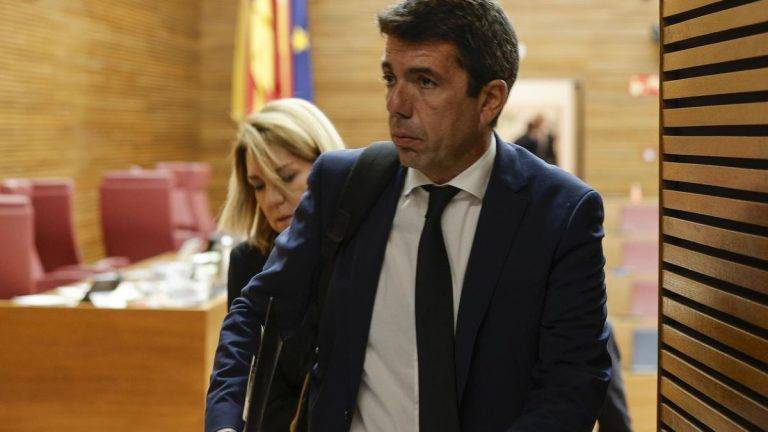 FOTOGRAFÍA. VALENCIA (COMUNIDAD VALENCIANA) REINO DE ESPAÑA, 15 DE NOVIEMBRE DE 2024. El president del Govern de la Generalitat Valenciana por el Partido Popular (PP), Carlos Mazón Guixot, y la vicepresidente del Govern, Susana Camarero Benítez, salen tras un receso del pleno de este viernes en el que Mazón rinde cuentas de lo que hizo el pasado martes, 29 de octubre de 2024, durante los primeros minutos de la  Depresión Aislada en Niveles Altos (DANA) o (gota fría) y explica cómo va a remodelar la estructura de su Gobierno para adaptarla a la reconstrucción de la azotada y destruida provincia de Valencia. Efe