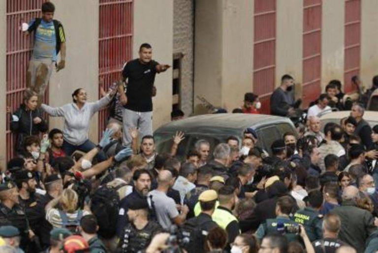 FOTOGRAFÍA. PAIPORTA (VALENCIA) COMUNIDAD VALENCIANA (REINO DE ESPAÑA, 03 DE NOVIEMBRE DE 2024.- El rey Felipe (c) habla vecinos afectados por la riada, durante su visita a Paiporta este domingo. Gritos de 'fuera', así como lanzamiento de barro, están recibiendo a la comitiva de los reyes de España, el presidente del Gobierno, Pedro Sánchez, y el president de la Generalitat, Carlos Mazón, a su llegada al centro de Paiporta. Numerosas personas indignadas han recibido con insultos a la comitiva y se han encarado con ella, mientras que tanto el rey como la reina ha intentado mediar con jóvenes que se les han acercado. Efe