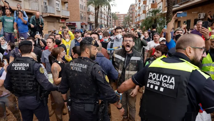 FOTOGRAFÍA. PAIPORTA (VALENCIA) COMUNIDAD VALENCIANA (REINO DE ESPAÑA, 03 DE NOVIEMBRE DE 2024. Gritos de 'fuera', así como lanzamiento de barro, han recibido a la comitiva de sus majestades los reyes de España, el presidente del Gobierno de España, Pedro Sánchez Pérez-Castejón (PSOE), y el president del Govern de la Generalitat Valenciana, Carlos Mazón Guixot (PP), a su llegada al centro de Paiporta (Valencia) -zona cero del apocalipsi sobre la provincia de Valencia, la Depresión Aislada en Niveles Altos (DANA) o (gota fría) del martes 29 y miércoles 30 de octubre de 2024. Decenas de voluntarios y vecinos de Paiporta indignados tras sufrir el claro abandono de todas las instituciones del estados durante varios días en los han estado conviviendo con cadáveres de sus seres queridos en los refugios y otros sitios improvisados, han recibido con insultos a la comitiva, con gritos de "fuera, fuera" dirigido a los dos principales responsables: Pedro Sánchez Pérez-Castejón (PSOE) y Carlos Monzón Guixot (PP), y se han encarado con ella, mientras que tanto el rey como la reina ha intentado mediar con jóvenes que se les han acercado. Con la cara manchada de barro, igual que su abrigo, el rey ha seguido avanzando por una de las calles principales de esta localidad de la zona cero de la dana y ha tratado de tranquilizar a varios de los voluntarios, muy alterados tras cinco días de desastre por la riada. La reina también ha dialogado con algunos de los indignados, mientras que seguían los gritos de 'fuera, fuera' y algunos insultos dirigidos a todas las autoridades. Aunque en un principio la seguridad ha comenzado a abrir paraguas para evitar la caída de barro a la comitiva, posteriormente los han cerrado mientras que el rey seguía caminando y deteniéndose a hablar con los voluntarios y vecinos alterados. Efe.